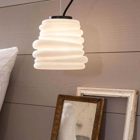 Karman Bibendum LED suspension au design moderne avec une forme en verre dépoli aux lignes courbes.