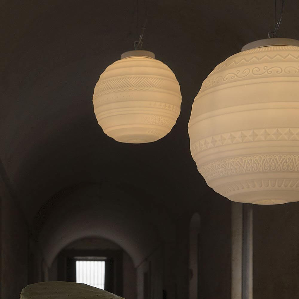 Lampada sospesa in Braille bianco