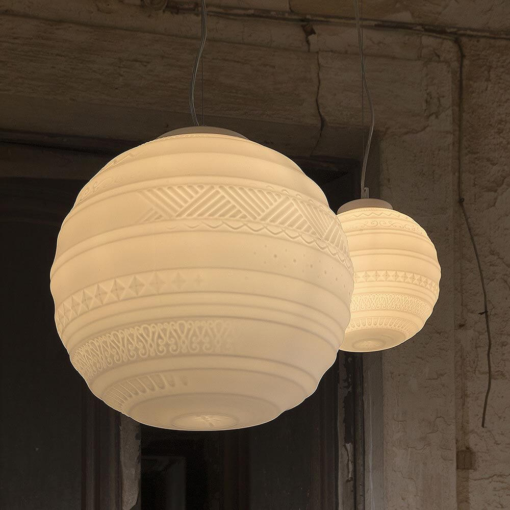 Lampada sospesa in Braille bianco