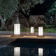 Karman Cell Outdoor-Bodenlampe IP65 mit Drahtgestänge, elegant beleuchtet im Garten nähe Pool.