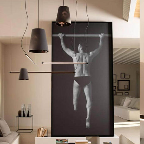 Karman Cupido Schirm für Cupido LED-Balkenlampe in modernem Wohnraum mit minimalistischer Beleuchtung.