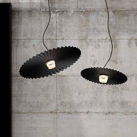 Karman Gonzaga LED Außen-Hängeleuchte IP65 in modernem Design mit gewellter Oberfläche.