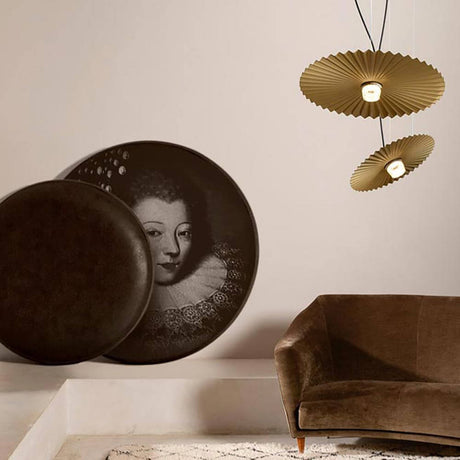 Karman Gonzaga LED Außen-Hängeleuchte IP65 über einem modernen Wohnbereich mit stilvollem Sofa.