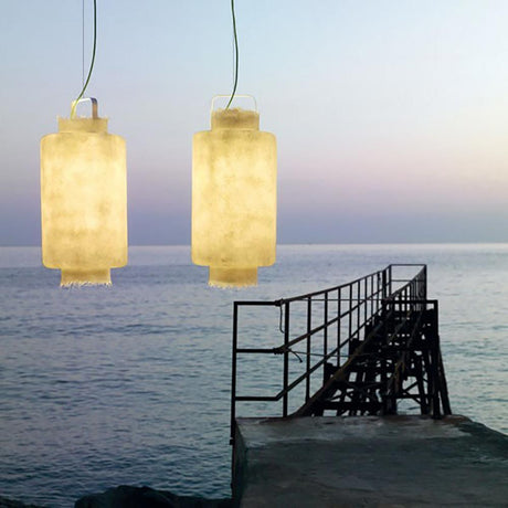 Zwei Karman Kimono LED Hängeleuchten am Meer, ideale Außenbeleuchtung für Terrasse oder Balkon.