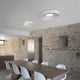 Karman LED-Deckenleuchte R.O.M.A. in modernem Raum, mit eleganten Wellenmustern und direkter Beleuchtung.