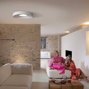 Karman LED-Loftslampe R.O.M.A. i moderne boligareal over to venner afslappende.