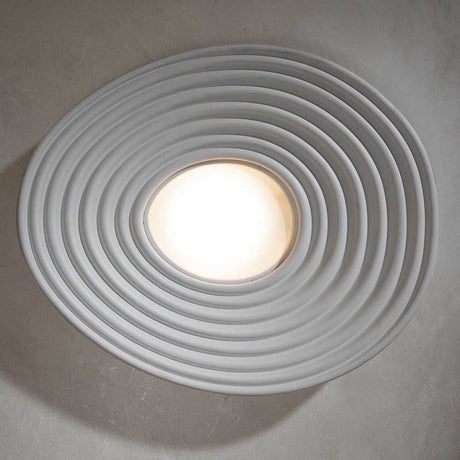 Karman LED-Deckenleuchte R.O.M.A. in geschwungener Gipsform mit diffundierendem Licht.