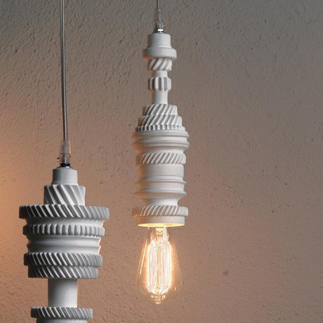 Karman Mek 1 pendellampe Ø 8cm i hvit med lyspære, minimalistisk og kunstnerisk utformet.