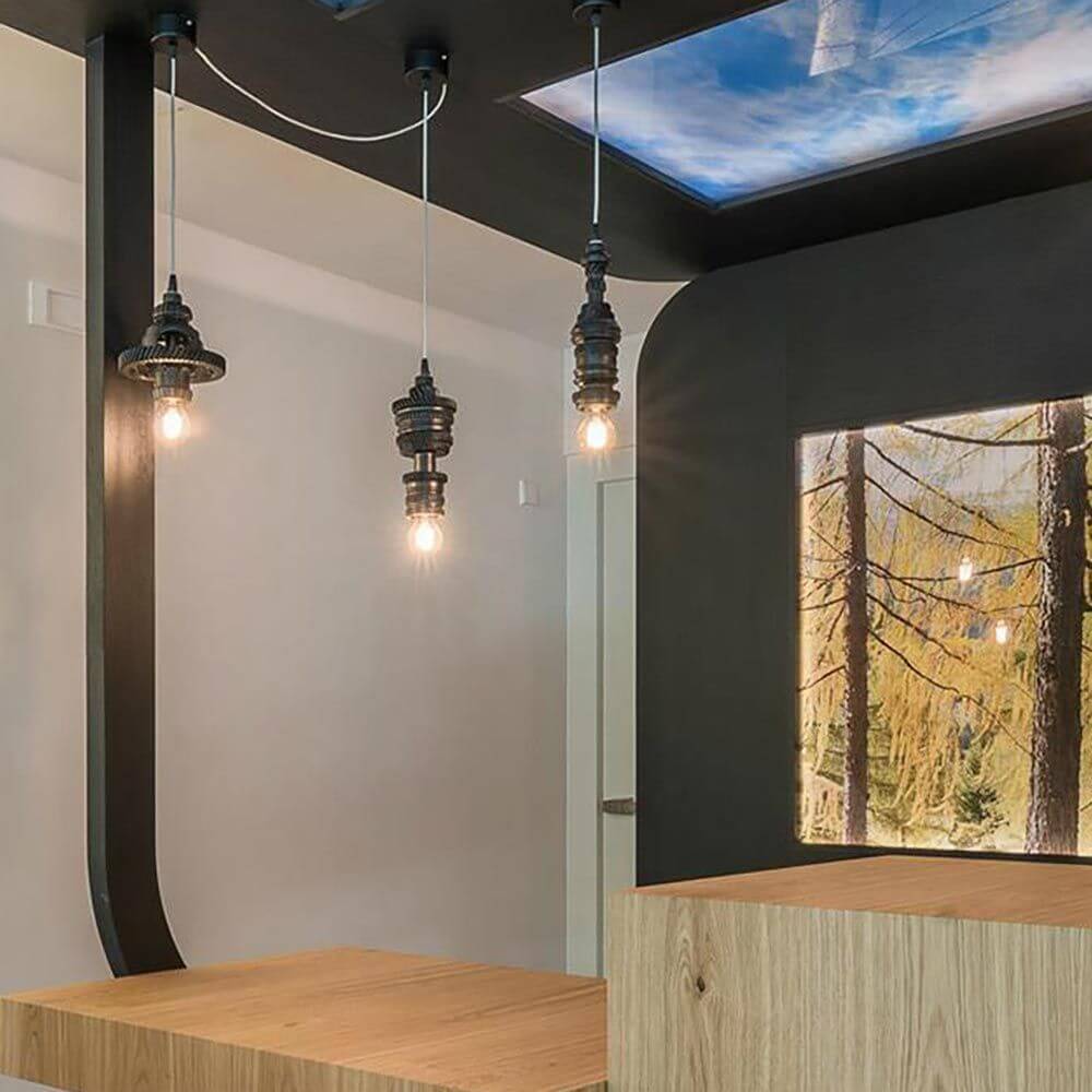 Karman Mek 1 Hängeleuchte Ø 10cm in einem modernen Raum mit Holz- und Lichtakzenten.