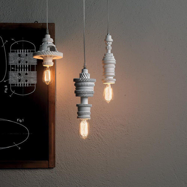 Karman Mek 1 Hängeleuchte Ø 10cm in keramischer Ausführung mit Glühbirnen, minimalistisch und kunstvoll beleuchtet.