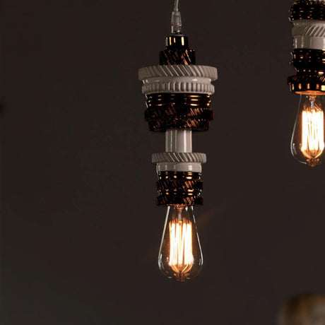 Karman Mek 1 pendellampe Ø 10 cm med keramisk sokkel og Edison-lyspære i stilrent design.