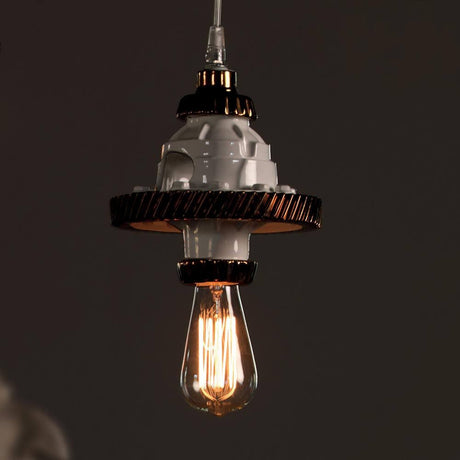 Karman Mek 1 pendellampe Ø 17 cm i kunstnerisk design med keramikk og lyspære