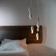 Karman Sherwood Hängeleuchte mit Eichhörnchen in Weiß über einem Bett, kreative und handgefertigte Lampe.