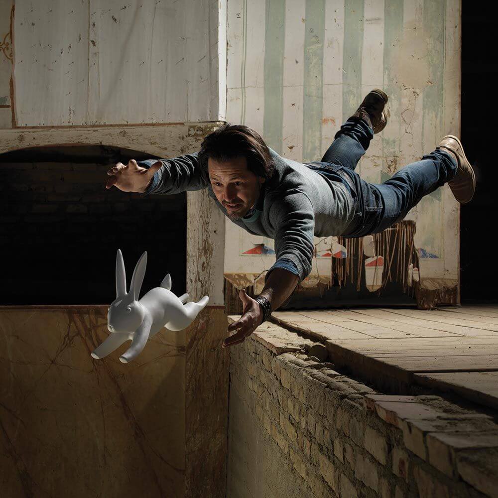 Karman Silvan Keramik Zauber-Hase passend zu WOW Hängeleuchte mit einem springenden Hasen und einem fliegenden Mann.