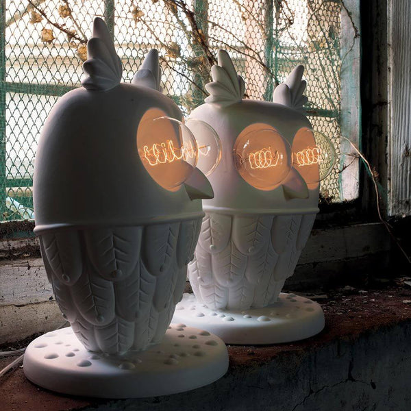 Karman Ti-Vedeo Tischleuchte Eule aus Keramik in Weiß mit warmem Licht, originelle Designer-Tischlampe