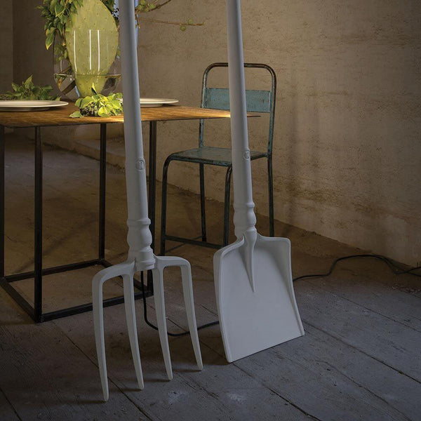 Karman Tobia LED Außen-Stehleuchte Heugabel Weiß, dekorative Design-Lampe für den Außenbereich im modernen Ambiente