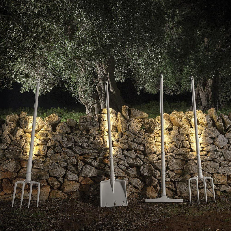 Karman Tobia LED Außen-Stehleuchte Heugabel Weiß als außergewöhnliche Outdoor-Designlampe im Garten