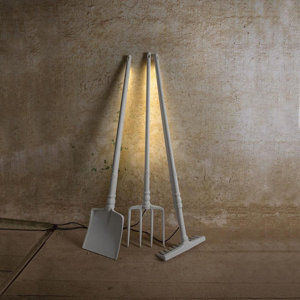 Karman Tobia LED-Stehleuchte Rechen Weiß – ausgefallene Design-Stehlampe mit Rechen-Form für Innen- und Außenbereich