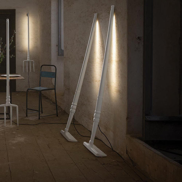 Karman Tobia LED-Stehleuchte Rechen Weiß, außergewöhnliche Design-Stehlampe für innen und außen in Weiß
