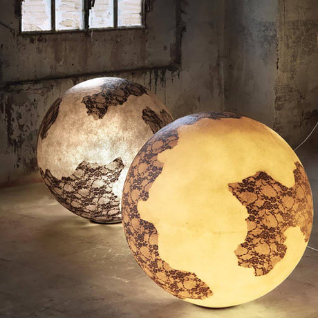 Lampadaire Karman Ulula LED Ø 75 cm : lampe boule lumineuse avec un design de continents dans un espace élégant.