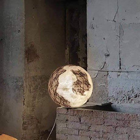 Karman Ululi LED-Bodenleuchte Ø 45cm, moderne Leuchte in Kugelform mit Kontinenten-Muster.