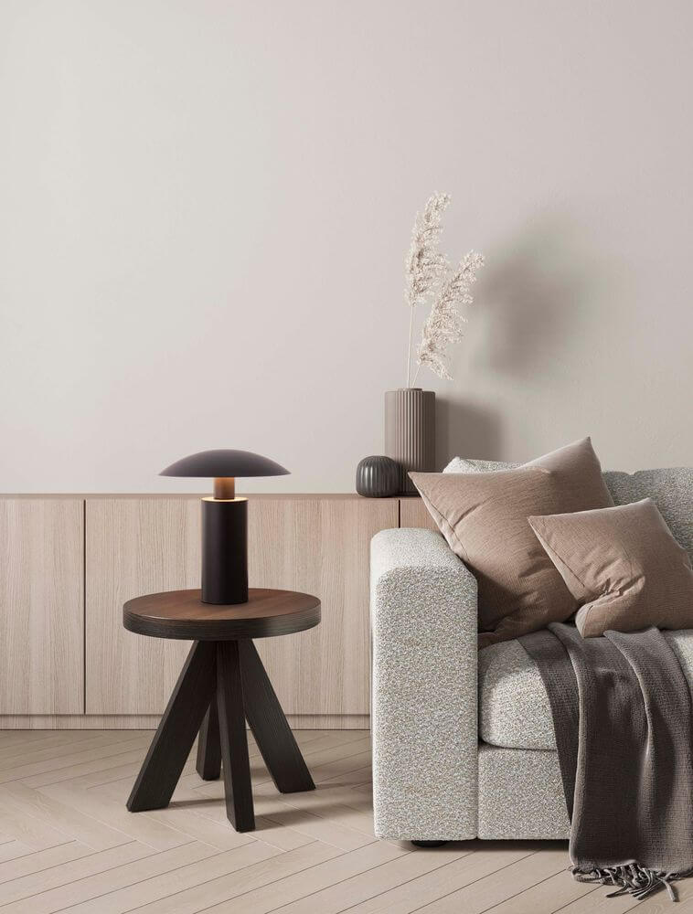 Karpos LED Tischleuchte Ø 20cm 3000K auf einem modernen Tisch in einem stilvollen Wohnzimmer