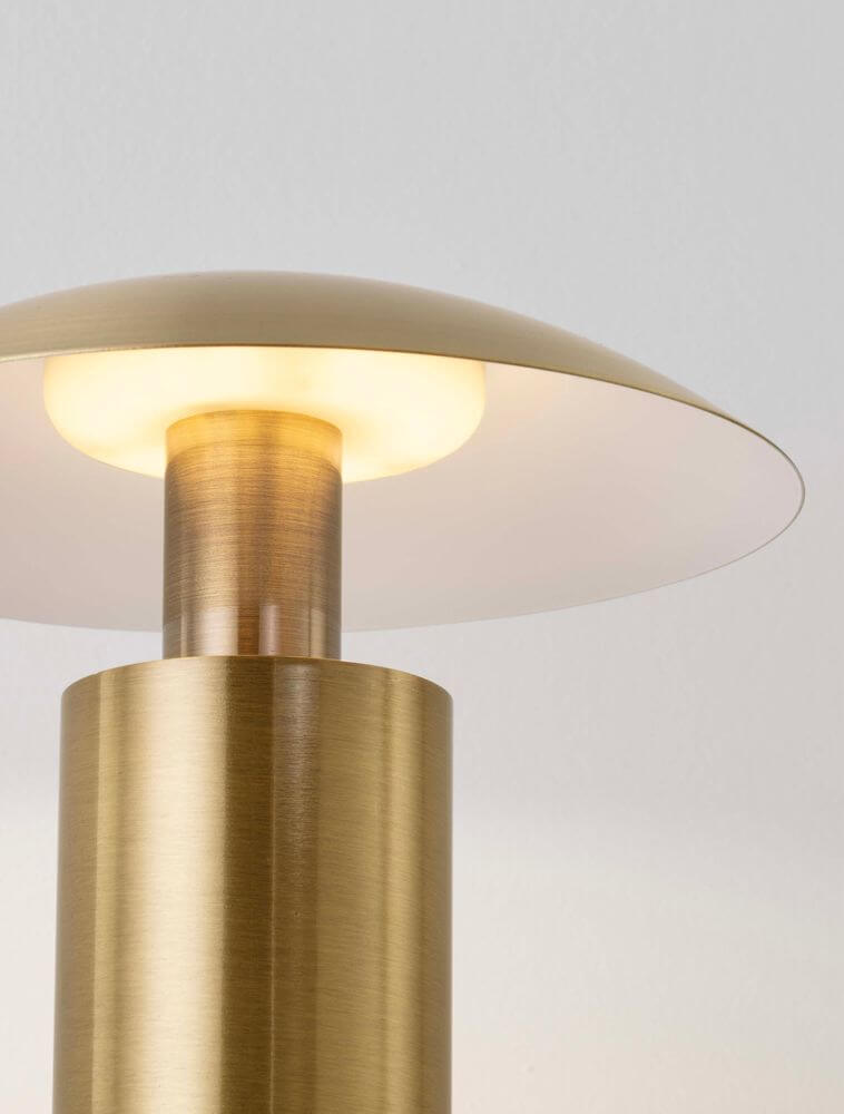 Karpos LED Tischleuchte Ø 20cm 3000K in edler Goldoptik mit warmem Licht für behagliches Ambiente.
