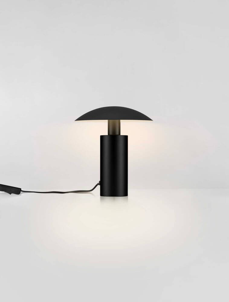 Karpos LED Tischleuchte Ø 20cm 3000K in modernem Design mit sanftem Licht auf einem Tisch platziert.