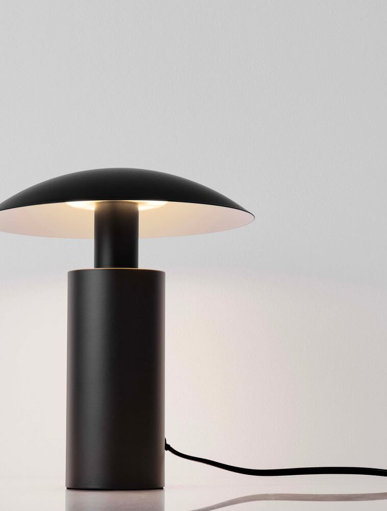 Karpos LED Tischleuchte Ø 20cm 3000K in modernem Design mit warmem Licht für gemütliche Atmosphären.