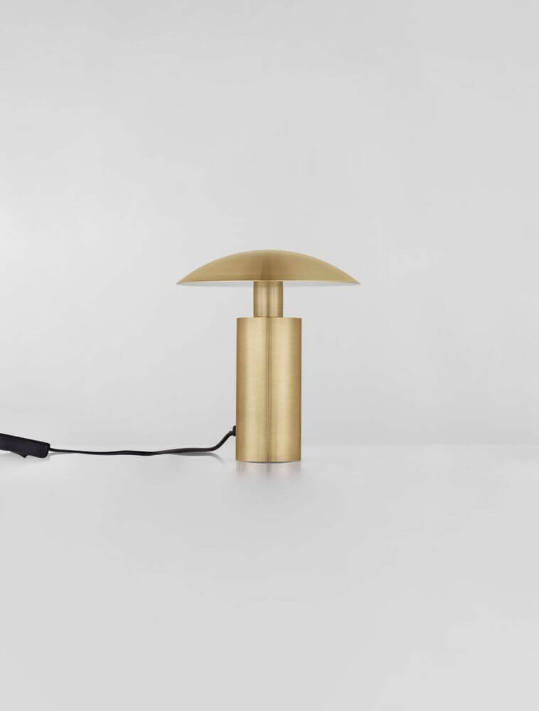 Karpos LED Tischleuchte Ø 20cm 3000K in edler Goldoptik auf einem weißen Tisch.