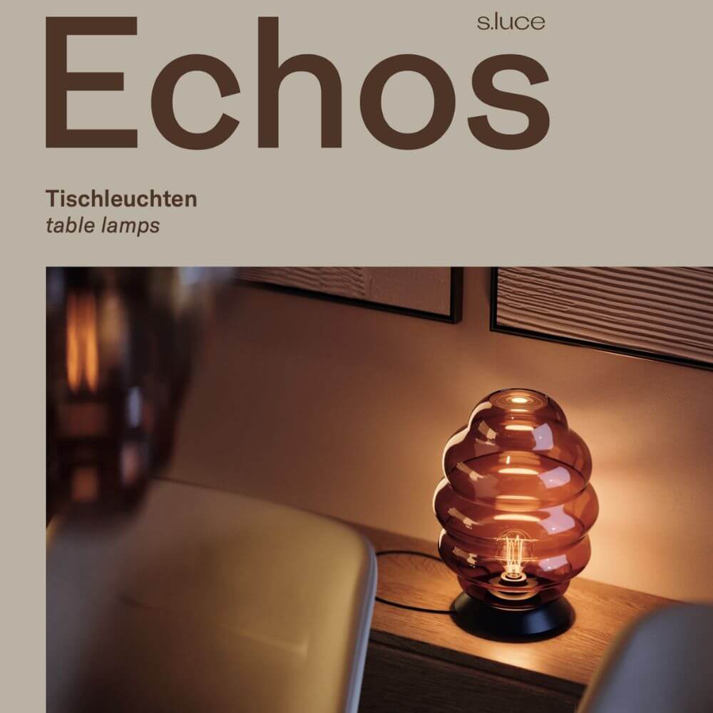 Katalog s.luce® - homecoming lights. Cover mit Echos Tischleuchte in warmem LED-Licht auf Holzkommode, Designer-Leuchte aus Bayern
