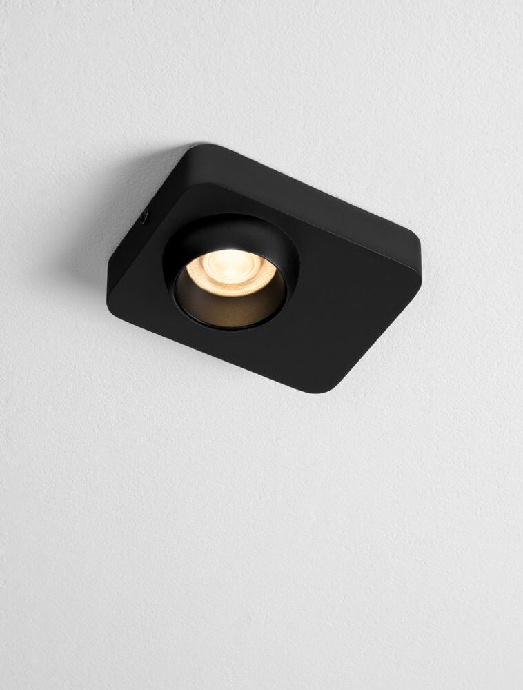 Kedros LED Deckenleuchte 3000K in modernem, schwarzem Design an der Decke montiert.