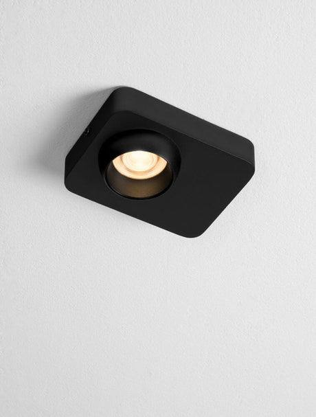 Plafonnier Kedros LED 3000K au design noir moderne, monté au plafond.