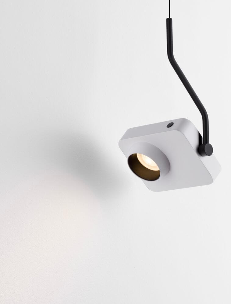 Kedros LED Pendelleuchte 3000K in modernem Design aus Stahl und Aluminium, ideal für Wohnzimmer und Schreibtisch.