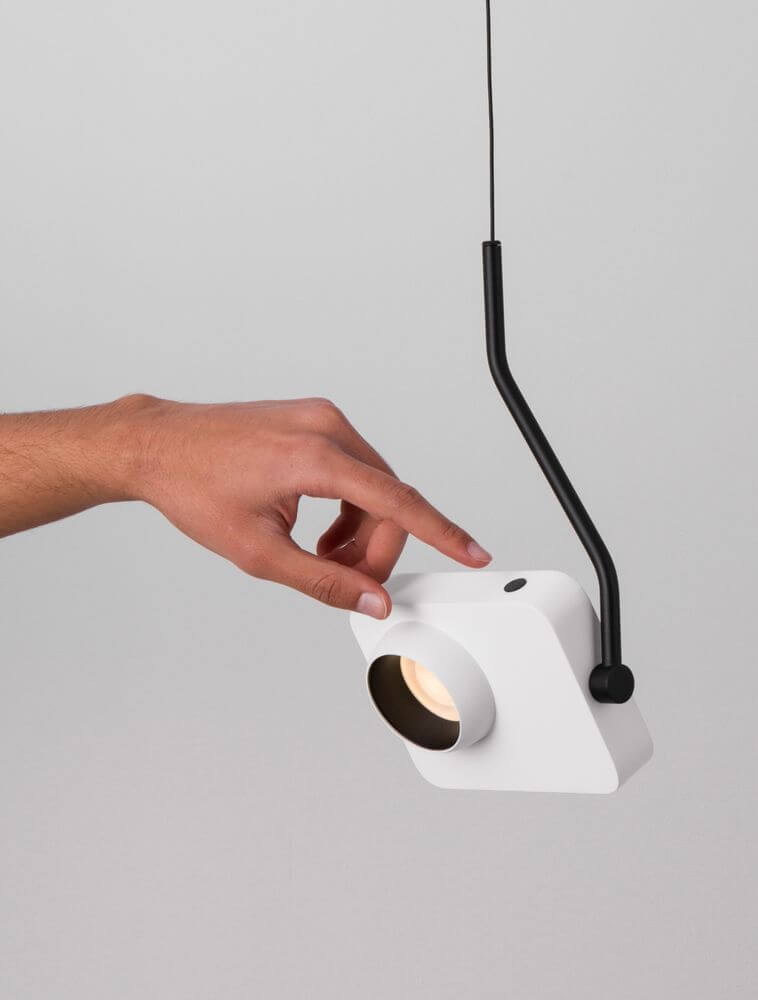 Kedros LED Pendelleuchte 3000K mit handgesteuerter Lampenöffnung in modernem Design.