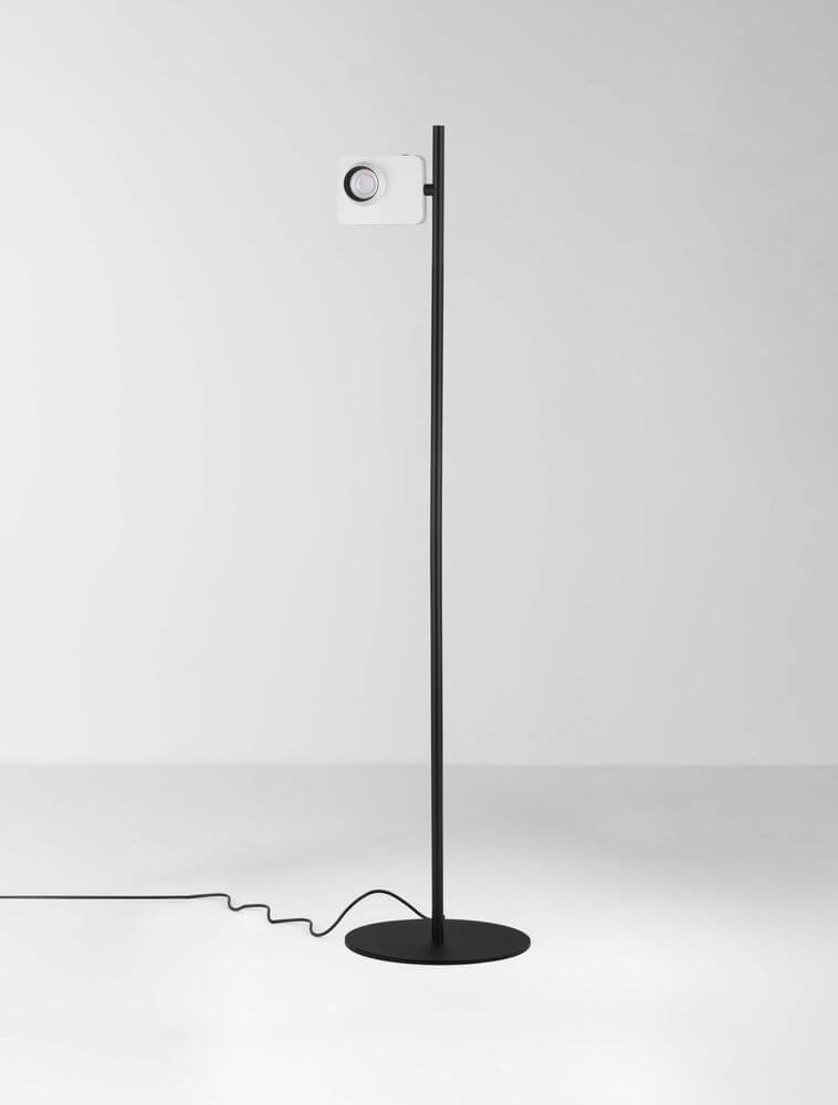 Kedros LED Stehlampe H 131cm 3000K in Schwarz mit modernem Design, perfekt für Wohnzimmer und Arbeitszimmer.