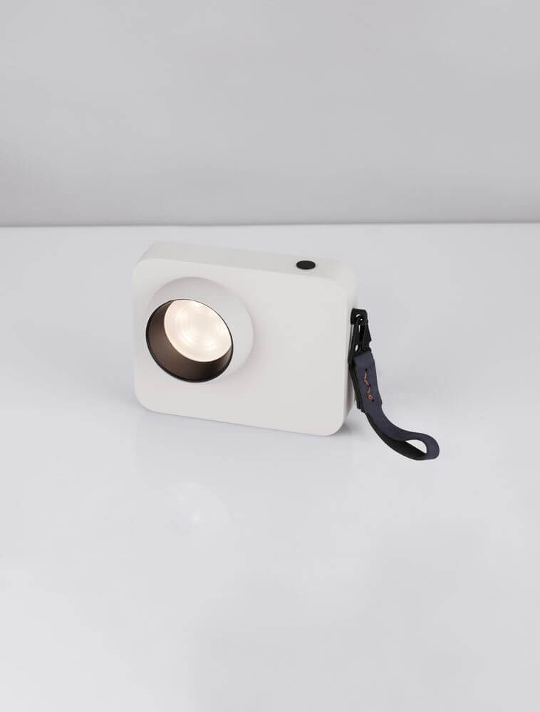 Kedros LED Tischleuchte 3000K in modernem Design, hergestellt aus weißem Material mit praktischem Tragegriff.