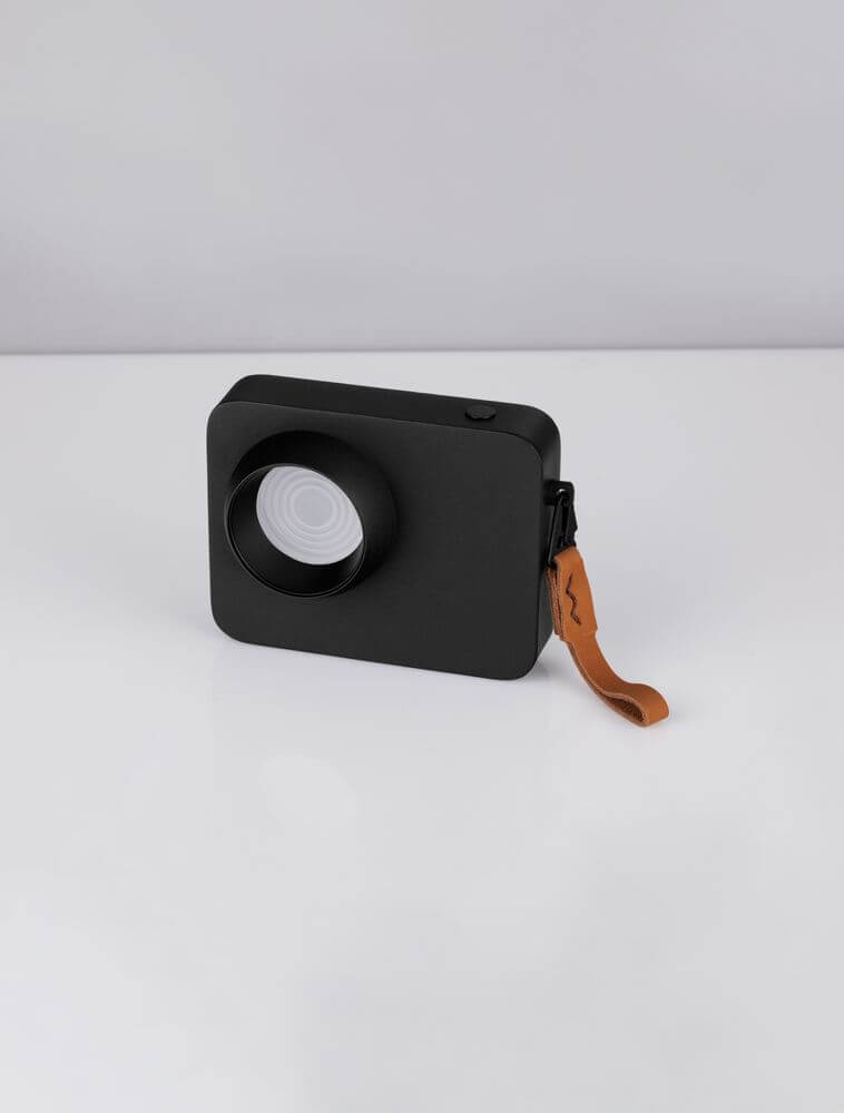 Kedros LED Tischleuchte 3000K in modernem Design aus schwarzem Stahl und Aluminium mit braunem Ledergriff.