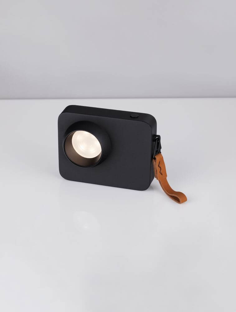 Kedros LED Tischleuchte 3000K in elegantem Schwarz mit modernem Design und praktischem Tragegriff.