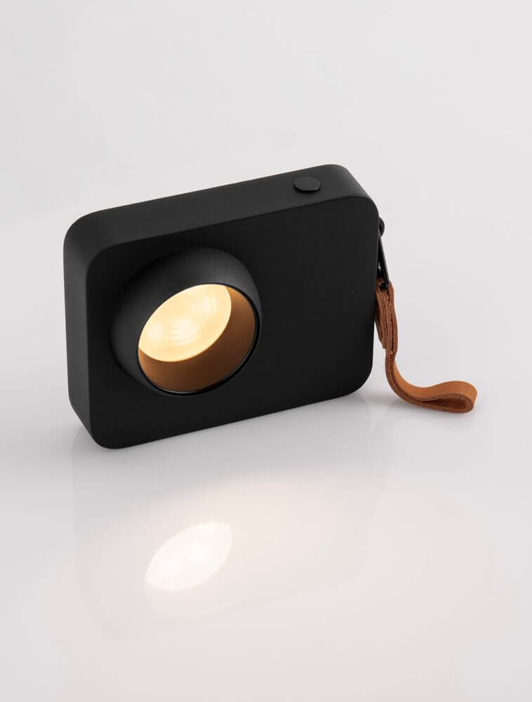 Kedros LED Tischleuchte 3000K in modernem Design mit schwarzem Aluminium und Lederriemen.