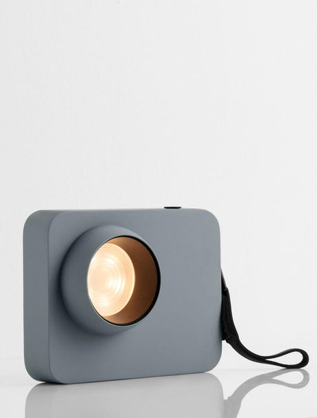 Kedros LED Bordlampe 3000K i moderne design udført i stål og aluminium i grå.