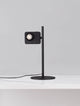 Kedros LED Tischleuchte 3000K mit Lampenfuß auf einem Tisch in modernem Design.