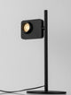 Kedros LED Tischleuchte 3000K mit Lampenfuß, moderne Schreibtischleuchte in Schwarz aus Stahl und Aluminium.