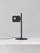 Kedros LED Tischleuchte 3000K mit Lampenfuß auf einem weißen Tisch, modernem Design in Schwarz.