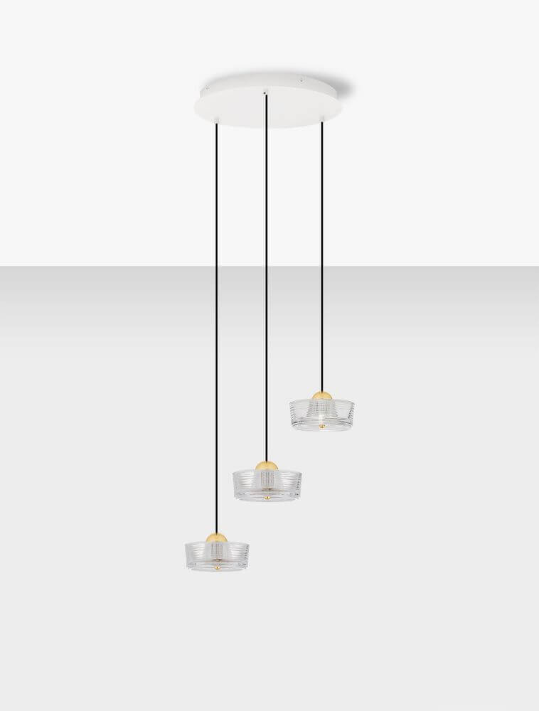 Keros LED Pendelleuchte 3-flammig 3000K Gold mit drei Glaslampenschirmen und goldenen Elementen.