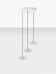 Keros LED Pendelleuchte 3-flammig 3000K Gold mit drei Glaslampenschirmen und goldenen Elementen.