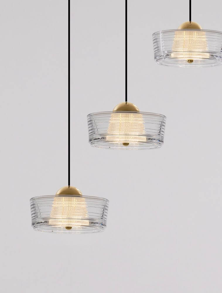 Keros LED Pendelleuchte 3-flammig 3000K Gold mit drei schimmernden Glaslampenschirmen in verschiedenen Höhen.