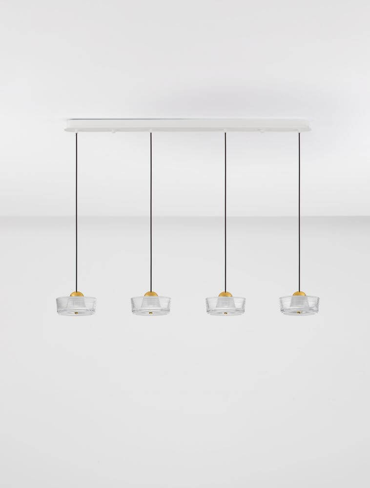 Keros LED Pendelleuchte 4-flammig 3000K Gold mit vier Glühbirnen und goldenen Elementen.