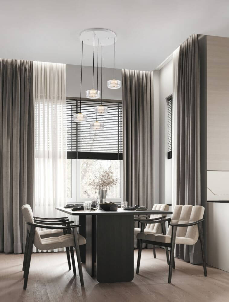 Elegantes Esszimmer mit Keros LED Pendelleuchte 5-flammig 3000K Gold über dem Tisch.