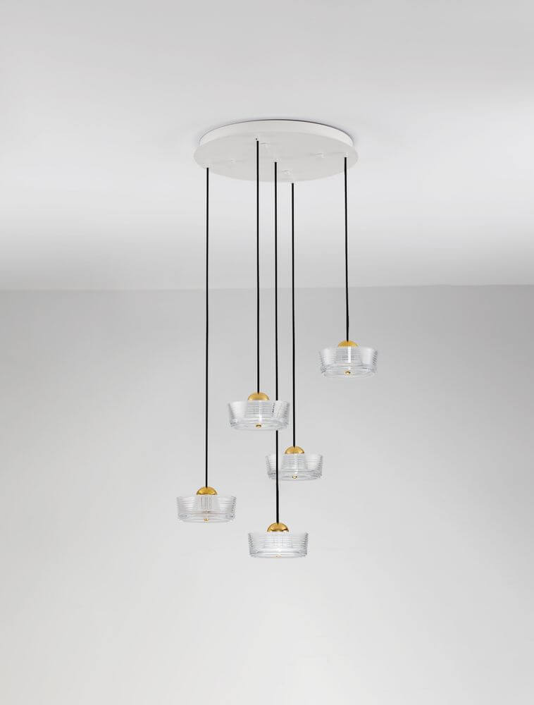 Keros LED Pendelleuchte 5-flammig 3000K Gold mit modernen Glaskörpern und goldenen Akzenten.